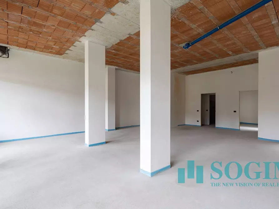 Immagine 6 di Negozio in affitto  in via Toti a Carugo