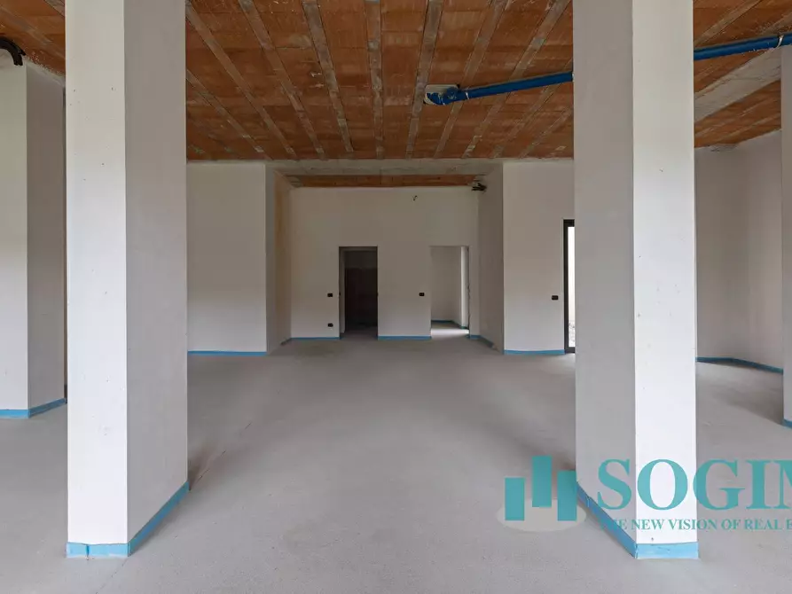 Immagine 7 di Negozio in affitto  in via Toti a Carugo