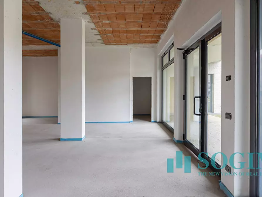 Immagine 3 di Negozio in affitto  in via Toti a Carugo