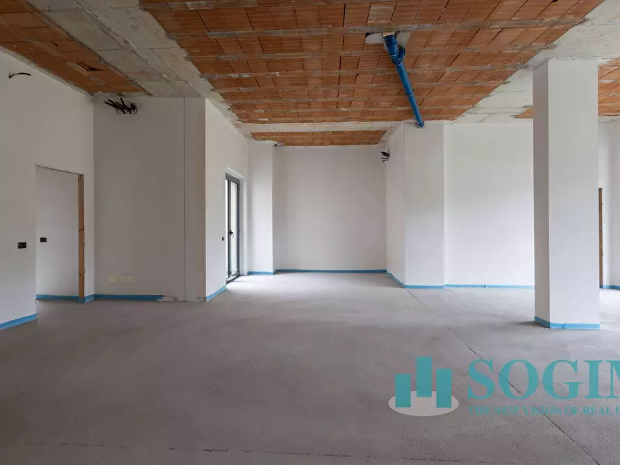 Immagine 9 di Negozio in affitto  in via Toti a Carugo