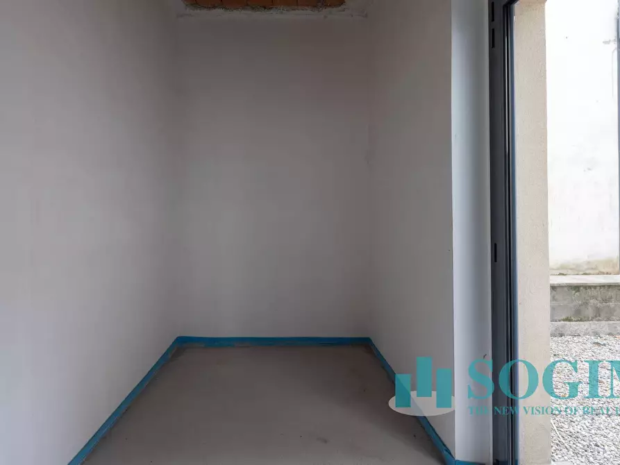 Immagine 12 di Negozio in affitto  in via Toti a Carugo