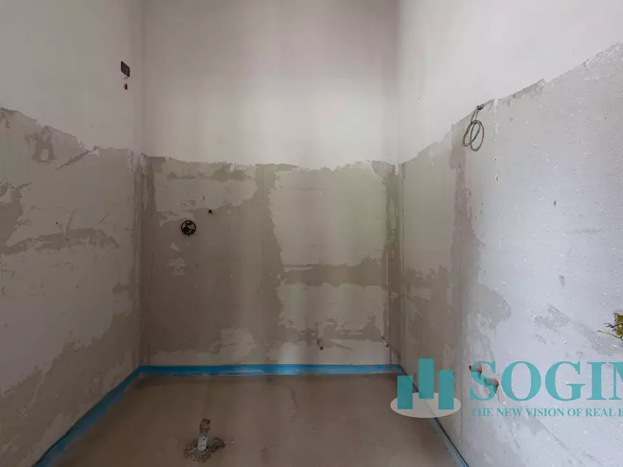 Immagine 14 di Negozio in affitto  in via Toti a Carugo