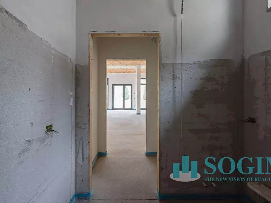 Immagine 15 di Negozio in affitto  in via Toti a Carugo