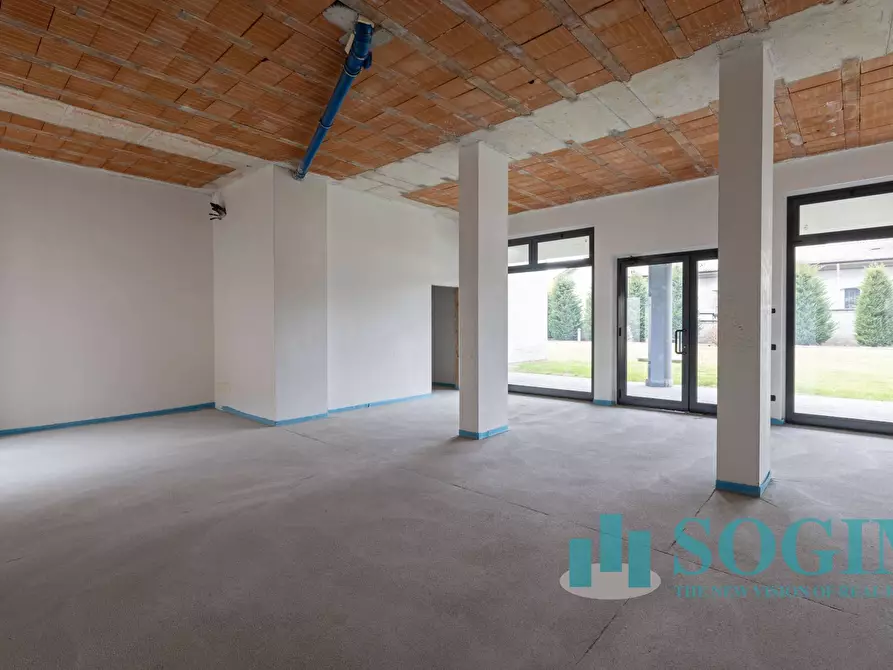 Immagine 4 di Negozio in affitto  in via Toti a Carugo