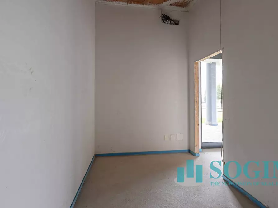 Immagine 17 di Negozio in affitto  in via Toti a Carugo