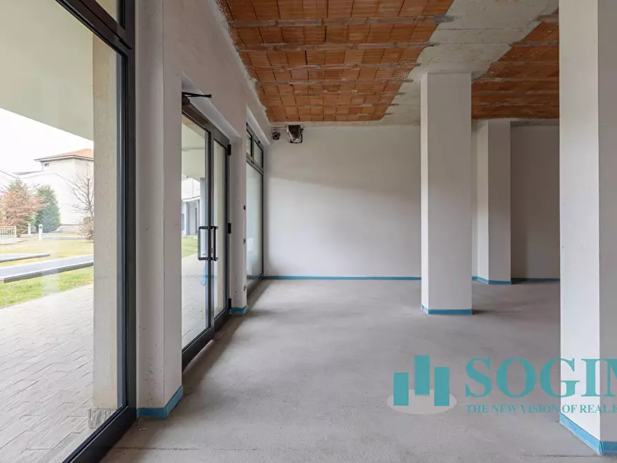 Immagine 2 di Negozio in affitto  in via Toti a Carugo