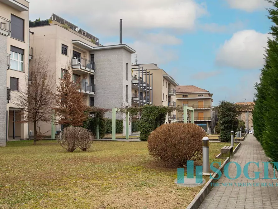 Immagine 20 di Negozio in affitto  in via Toti a Carugo