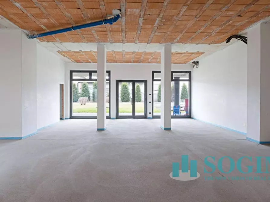 Immagine 5 di Negozio in affitto  in via Toti a Carugo