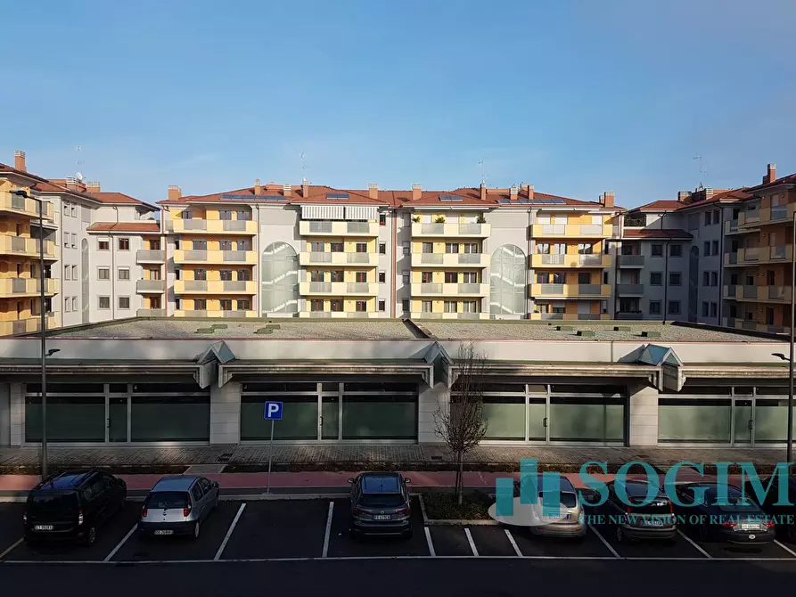 Immagine 2 di Negozio in vendita  a Basiglio