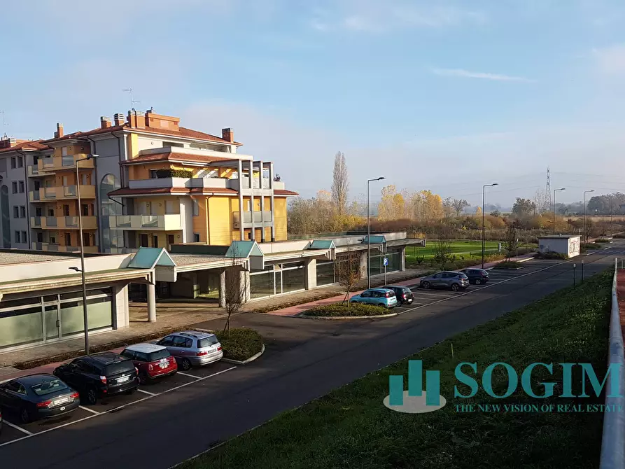 Immagine 4 di Negozio in vendita  a Basiglio