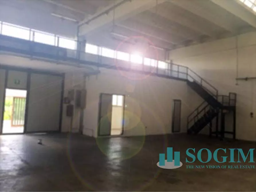 Immagine 2 di Capannone industriale in affitto  in via toscanini 48 a Cologno Monzese