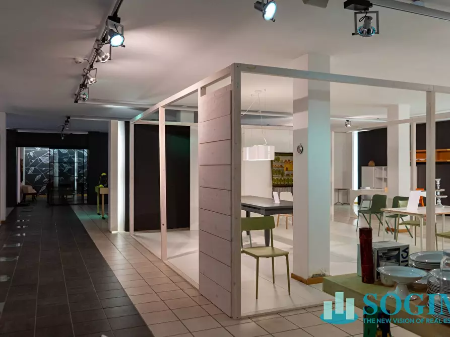 Immagine 34 di Locale commerciale in affitto  in Via Don Minzoni a Alzate Brianza