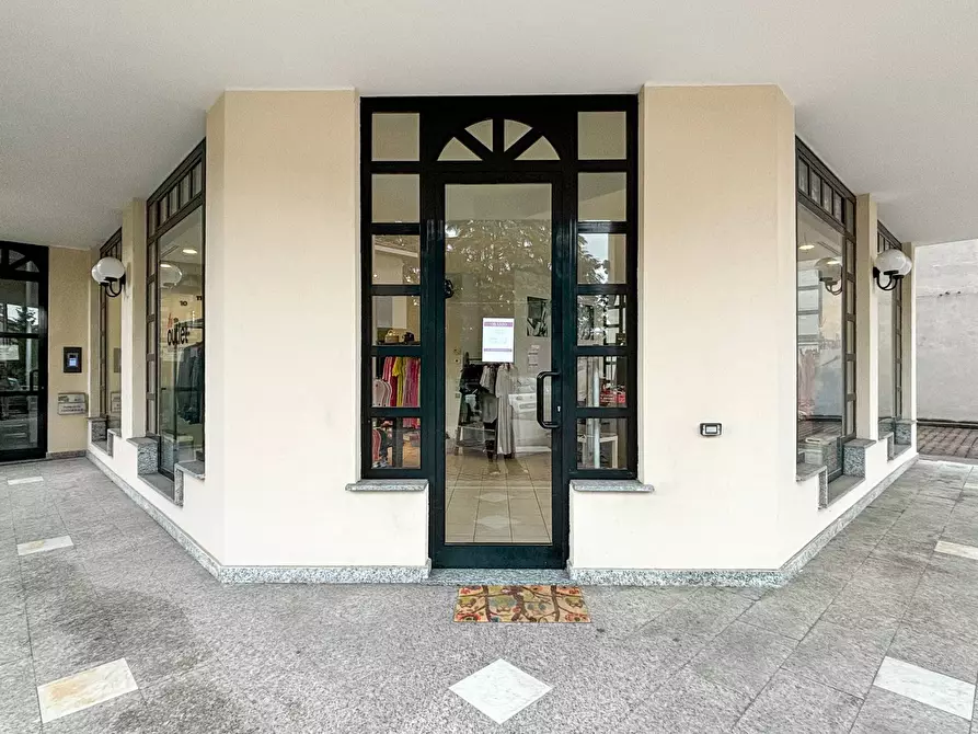 Immagine 1 di Negozio in affitto  in viale milano 65 a Gallarate