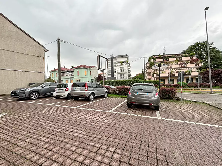 Immagine 22 di Negozio in affitto  in viale milano 65 a Gallarate