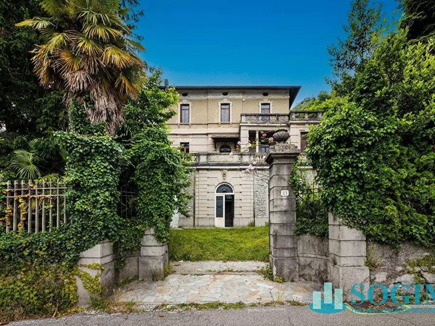 Immagine 1 di Villa in vendita  in Via Castel Carnasino a Como