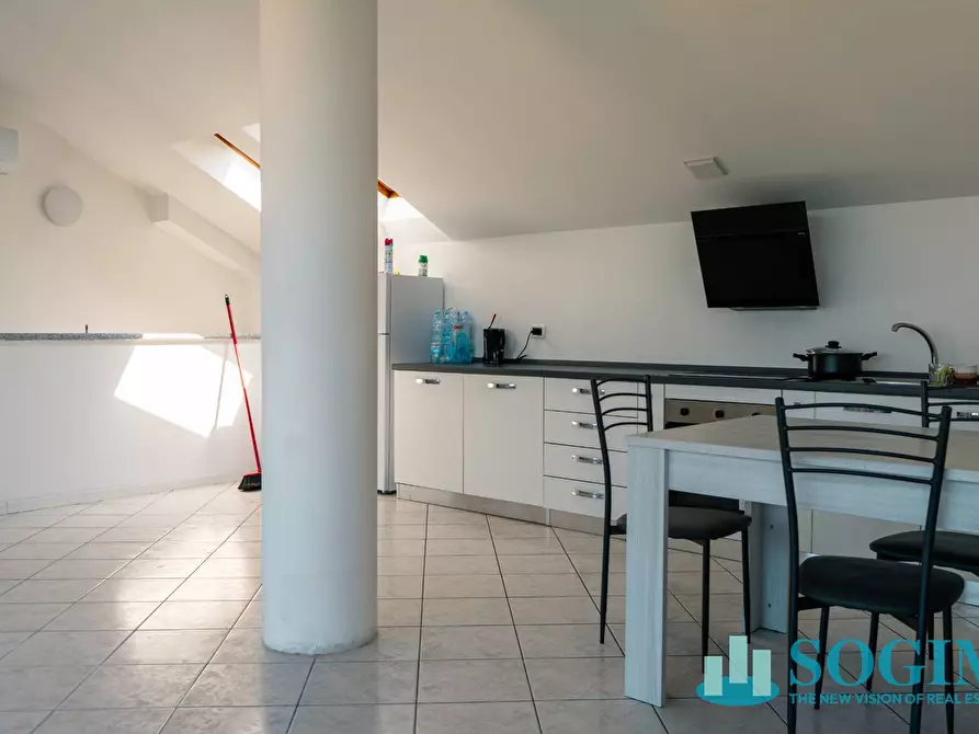 Immagine 37 di Palazzo in vendita  in Via Adamello a Figino Serenza