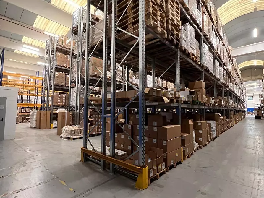 Immagine 3 di Capannone industriale in affitto  a Settala
