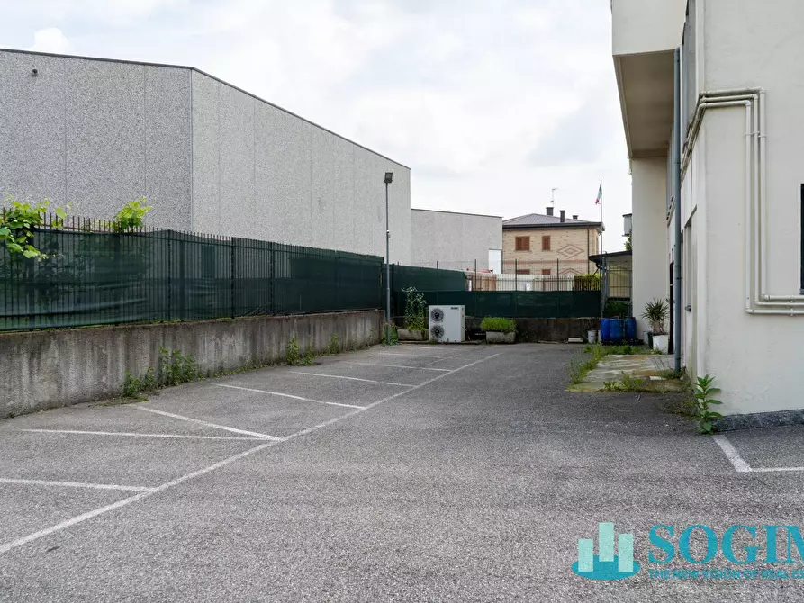 Immagine 19 di Locale commerciale in vendita  in Via Navedano a Cucciago