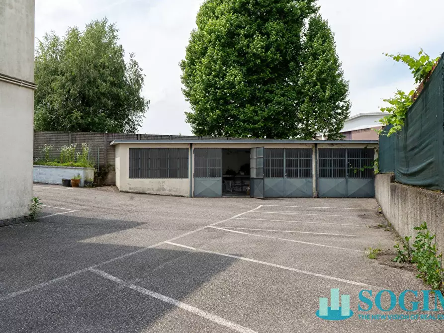 Immagine 21 di Locale commerciale in vendita  in Via Navedano a Cucciago