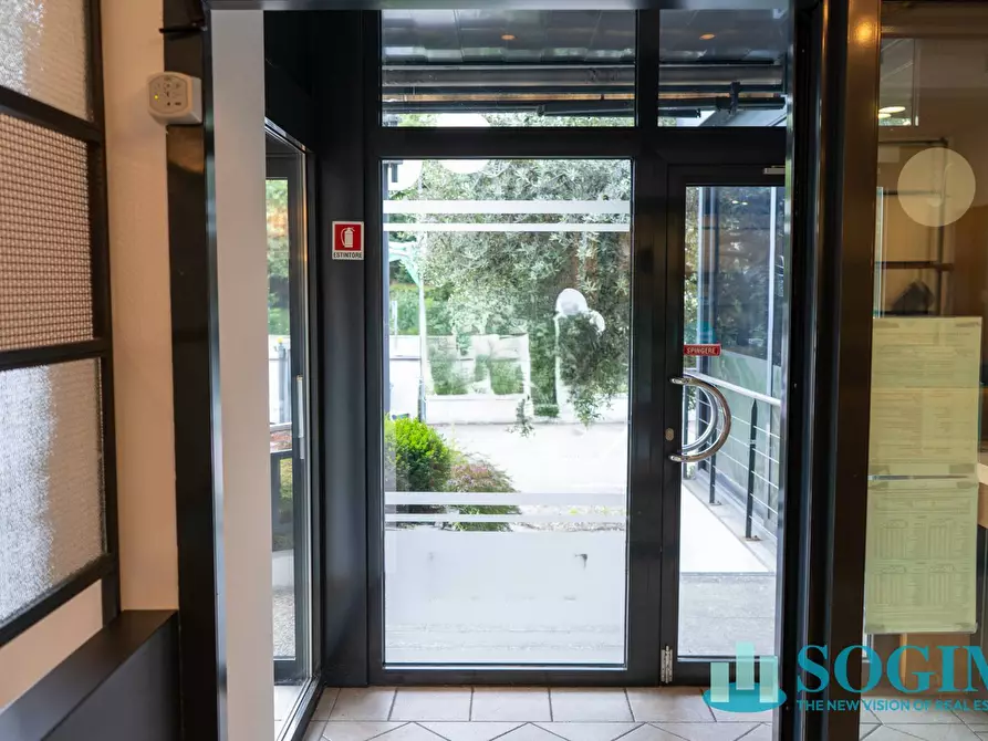 Immagine 10 di Locale commerciale in vendita  in Via Navedano a Cucciago