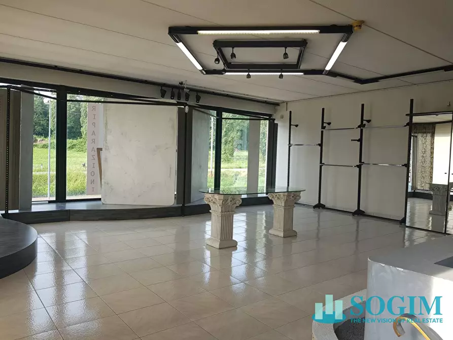 Immagine 10 di Locale commerciale in vendita  in Via Varesina 14 a Villa Guardia