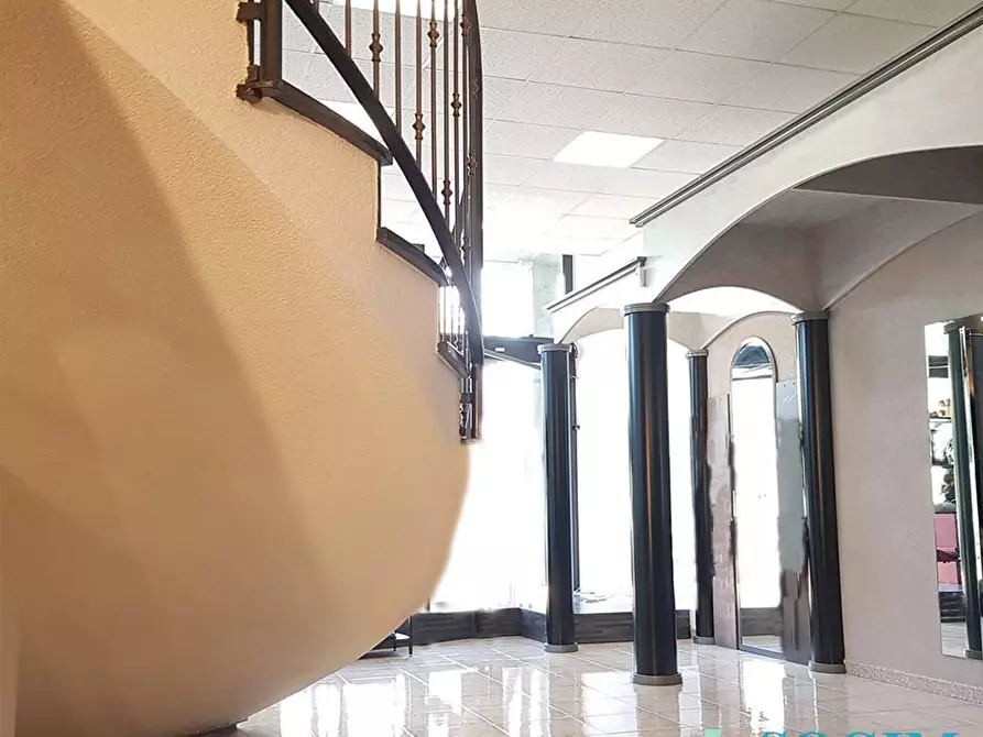 Immagine 4 di Locale commerciale in vendita  in Via Varesina 14 a Villa Guardia