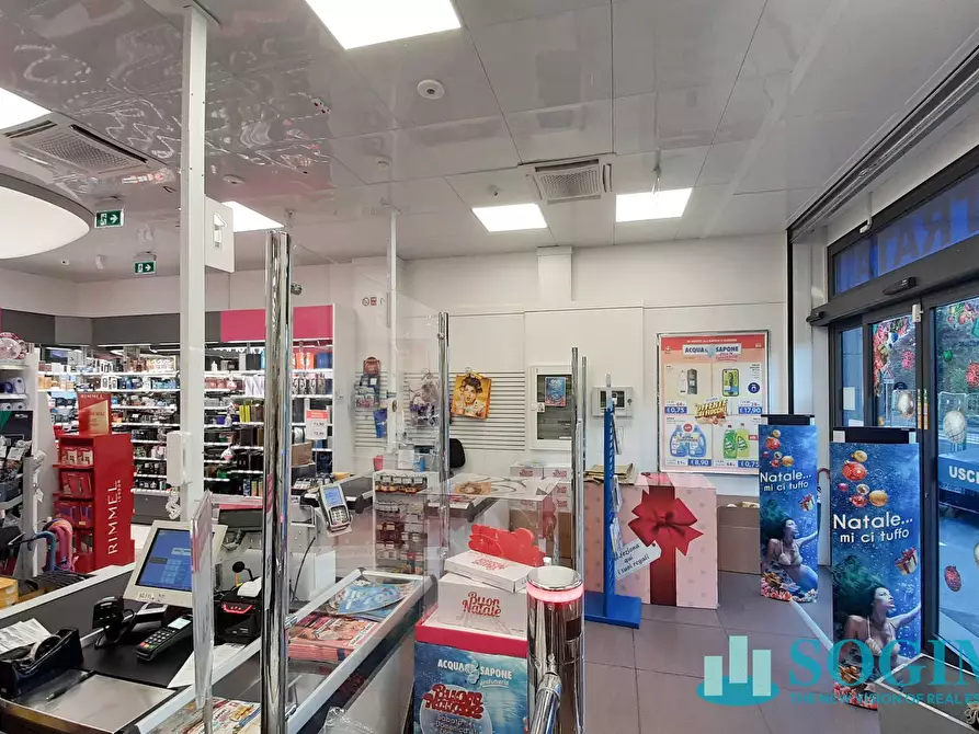 Immagine 6 di Locale commerciale in vendita  in via Emilio De Marchi 59 a Milano