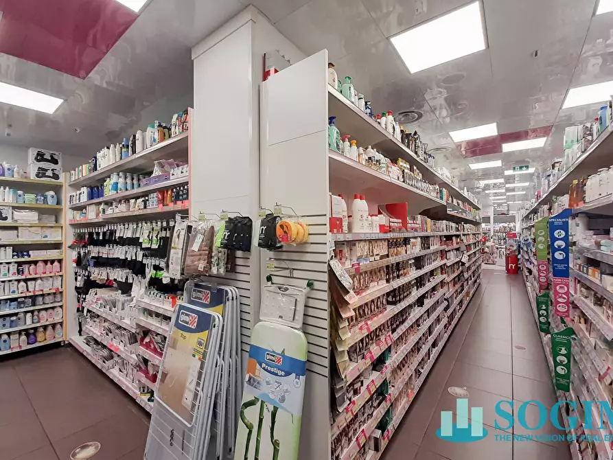 Immagine 10 di Locale commerciale in vendita  in via Emilio De Marchi 59 a Milano