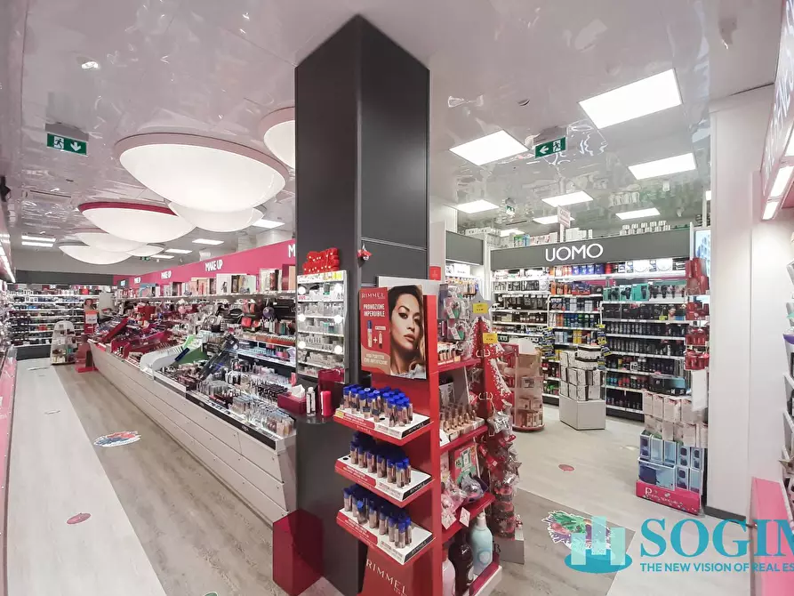 Immagine 4 di Locale commerciale in vendita  in via Emilio De Marchi 59 a Milano