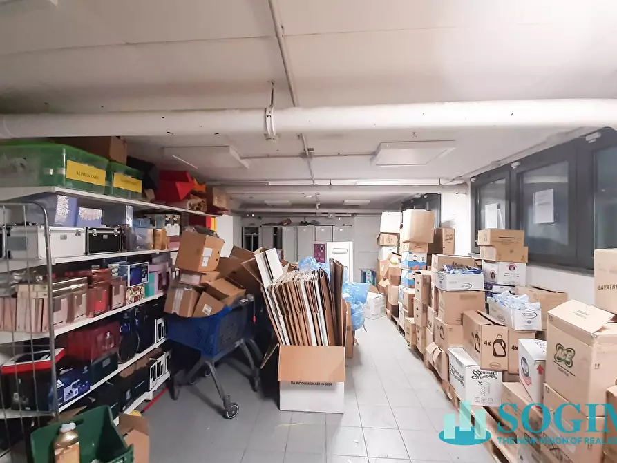 Immagine 8 di Locale commerciale in vendita  in via Emilio De Marchi 59 a Milano