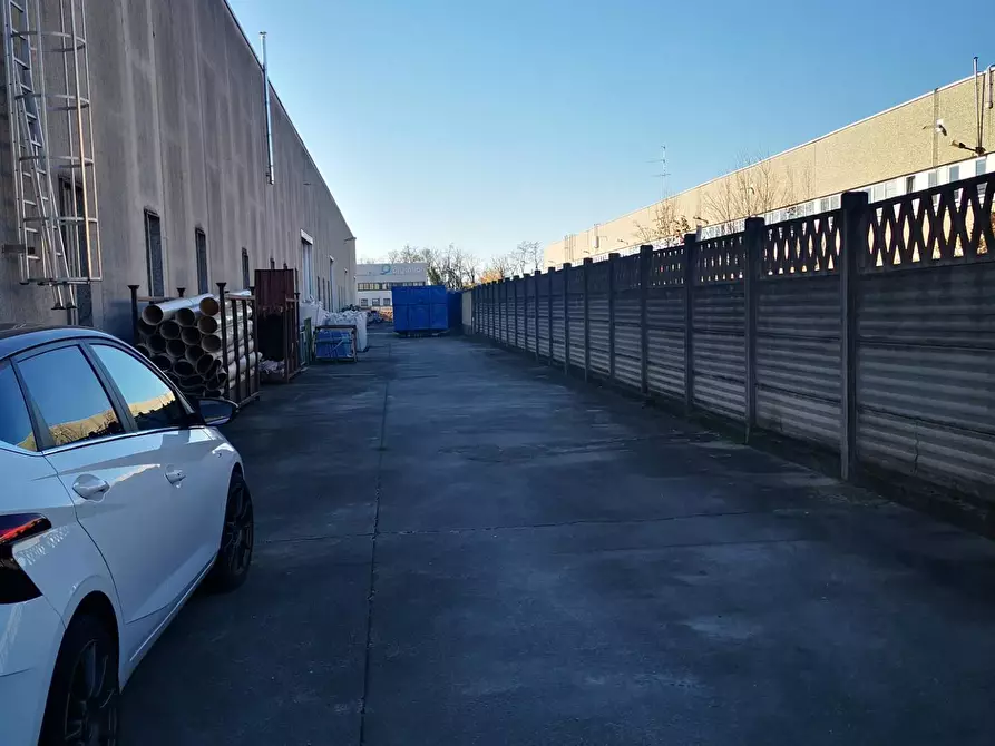 Immagine 3 di Capannone industriale in affitto  a Legnano