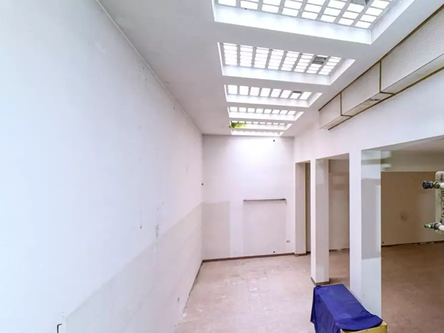 Immagine 4 di Locale commerciale in affitto  in via Vittorio Emanuele 14 a Lazzate