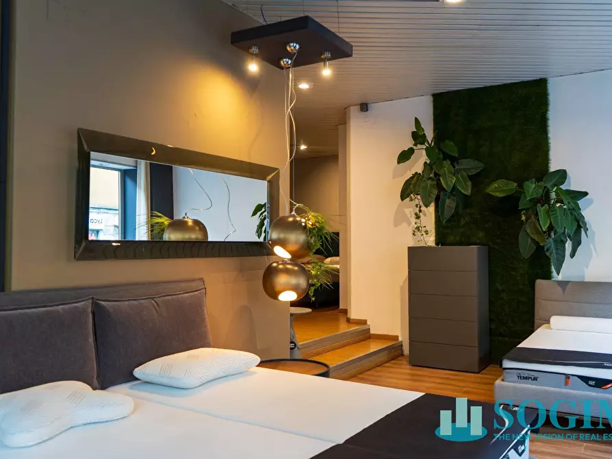 Immagine 2 di Negozio in vendita  in Via Milano a Como