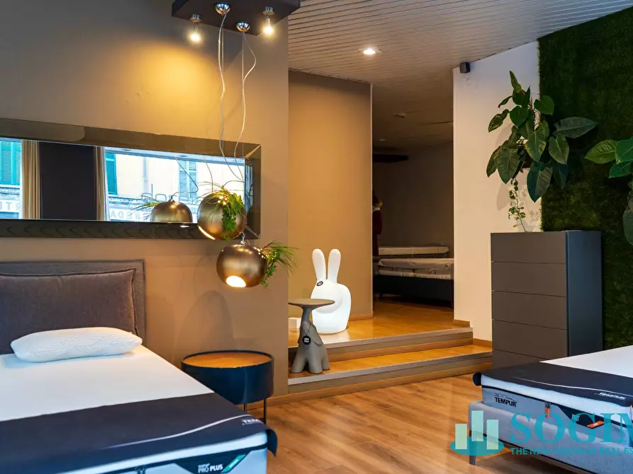 Immagine 3 di Negozio in vendita  in Via Milano a Como