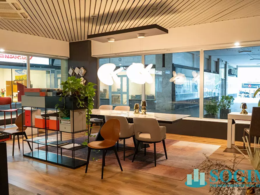 Immagine 4 di Negozio in vendita  in Via Milano a Como