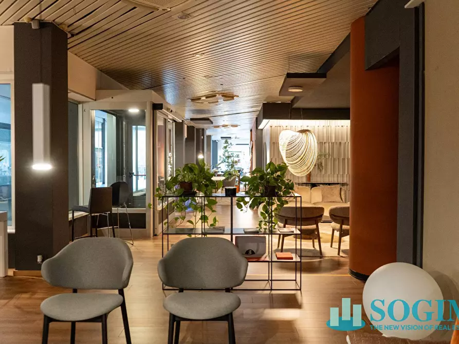 Immagine 1 di Negozio in vendita  in Via Milano a Como