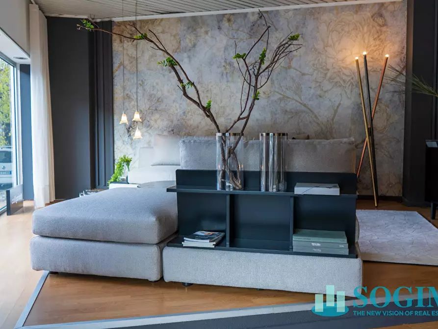 Immagine 15 di Negozio in vendita  in Via Milano a Como