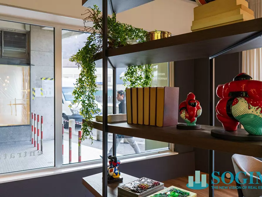 Immagine 19 di Negozio in vendita  in Via Milano a Como