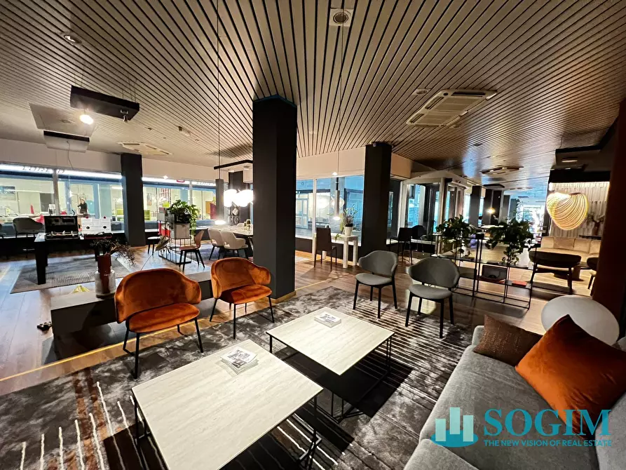 Immagine 22 di Negozio in vendita  in Via Milano a Como