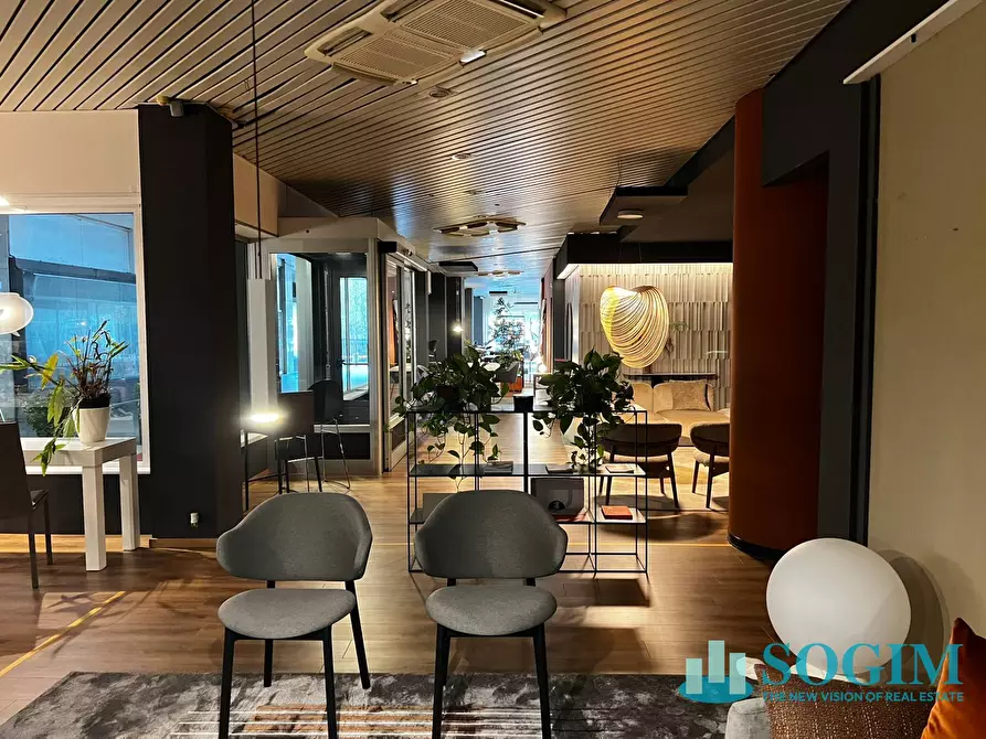 Immagine 23 di Negozio in vendita  in Via Milano a Como