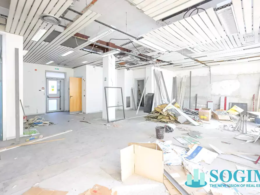 Immagine 3 di Locale commerciale in vendita  in via trieste 180 a Limbiate