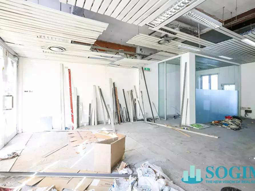 Immagine 4 di Locale commerciale in vendita  in via trieste 180 a Limbiate