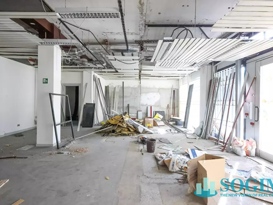 Immagine 5 di Locale commerciale in vendita  in via trieste 180 a Limbiate