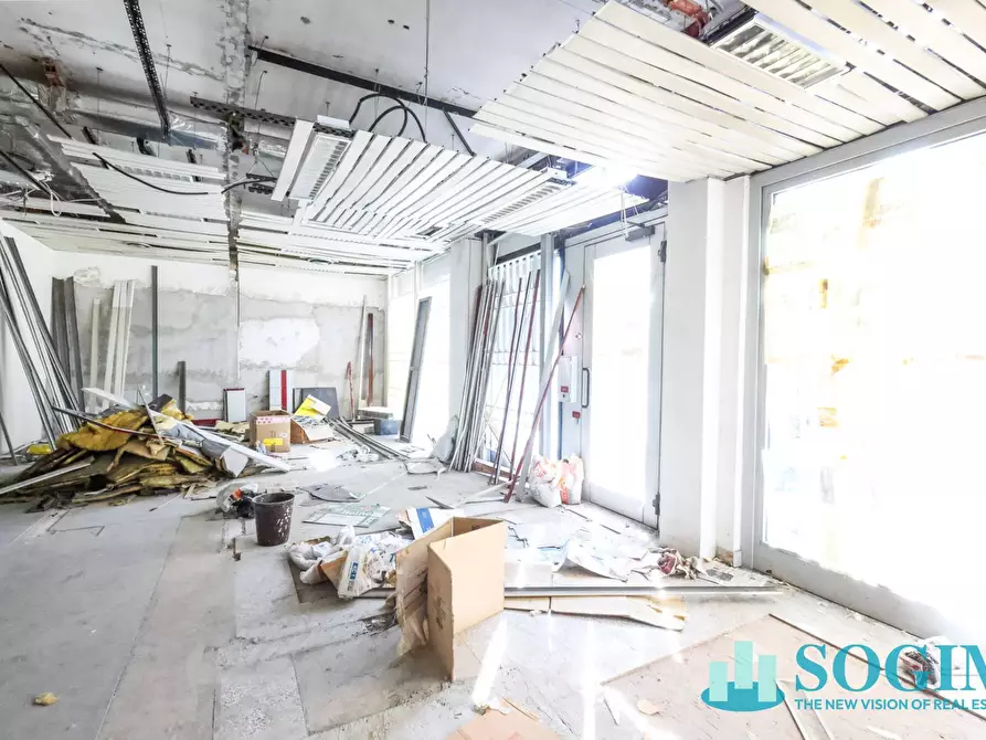 Immagine 6 di Locale commerciale in vendita  in via trieste 180 a Limbiate