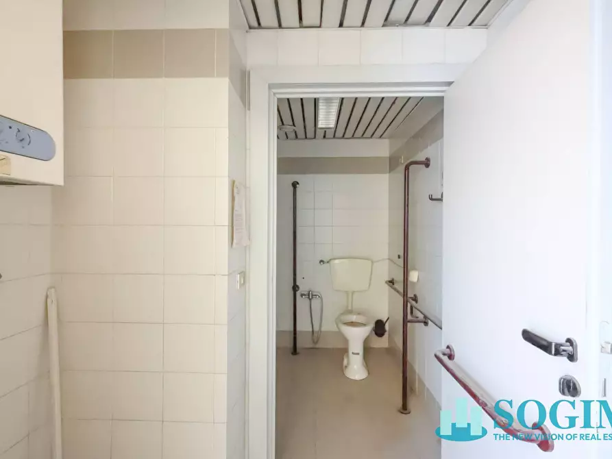 Immagine 7 di Locale commerciale in vendita  in via trieste 180 a Limbiate