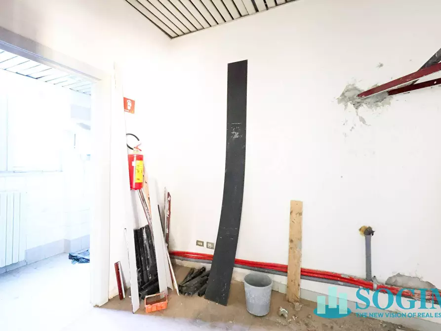 Immagine 9 di Locale commerciale in vendita  in via trieste 180 a Limbiate