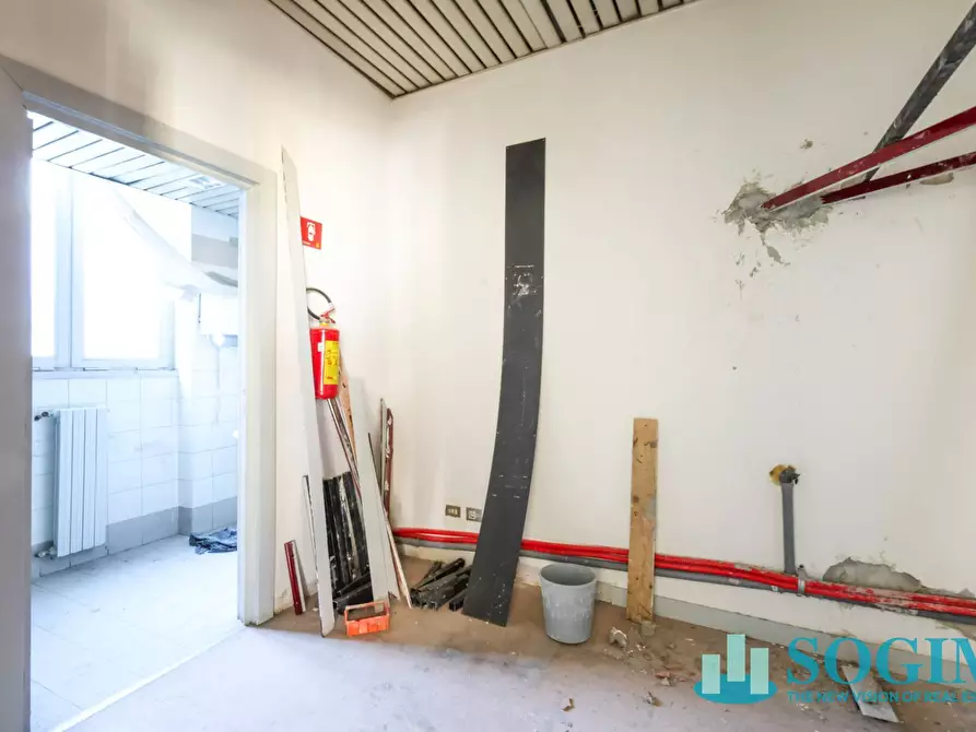 Immagine 10 di Locale commerciale in vendita  in via trieste 180 a Limbiate