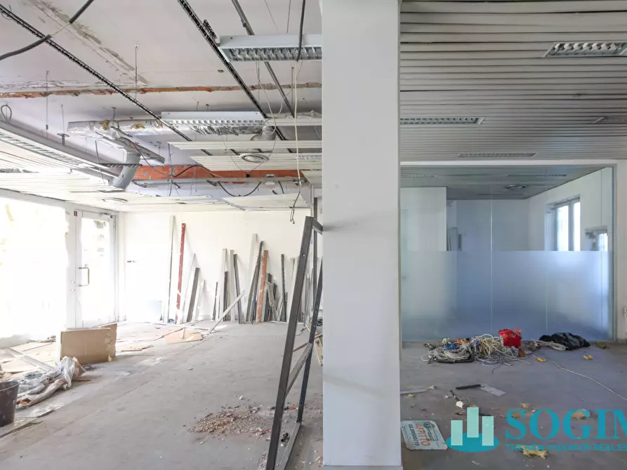 Immagine 11 di Locale commerciale in vendita  in via trieste 180 a Limbiate