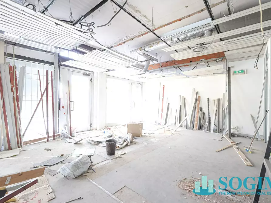 Immagine 12 di Locale commerciale in vendita  in via trieste 180 a Limbiate