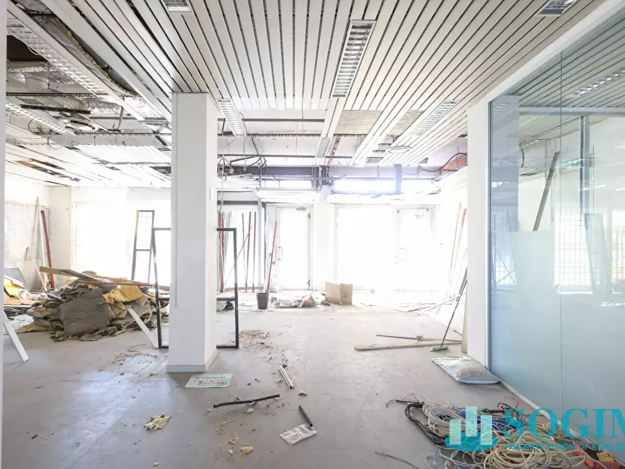 Immagine 13 di Locale commerciale in vendita  in via trieste 180 a Limbiate